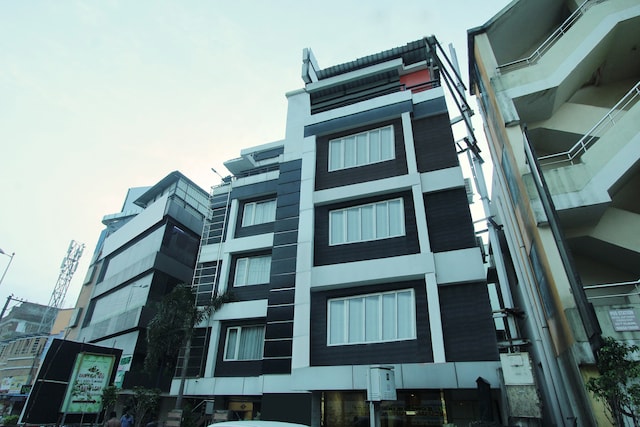 Oyo 24690 Everest Park Residency