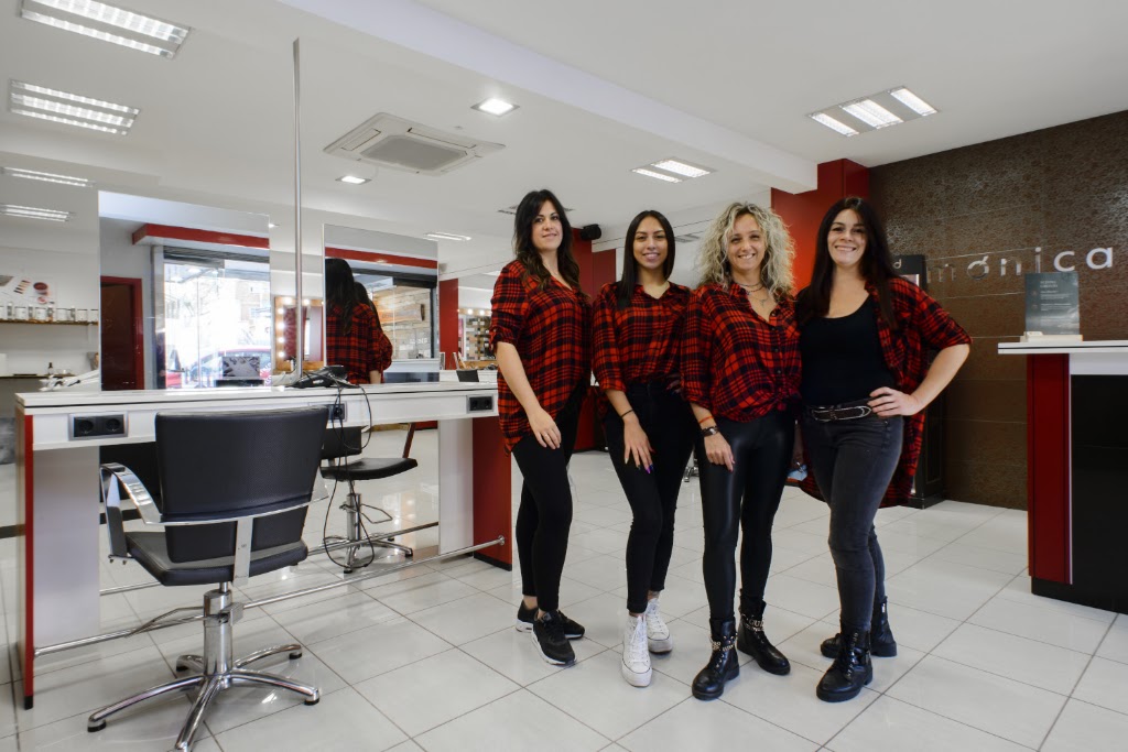 Monica Otero stylist ( Peluqueria y Estetica Organica Cornella ) — Del propietario