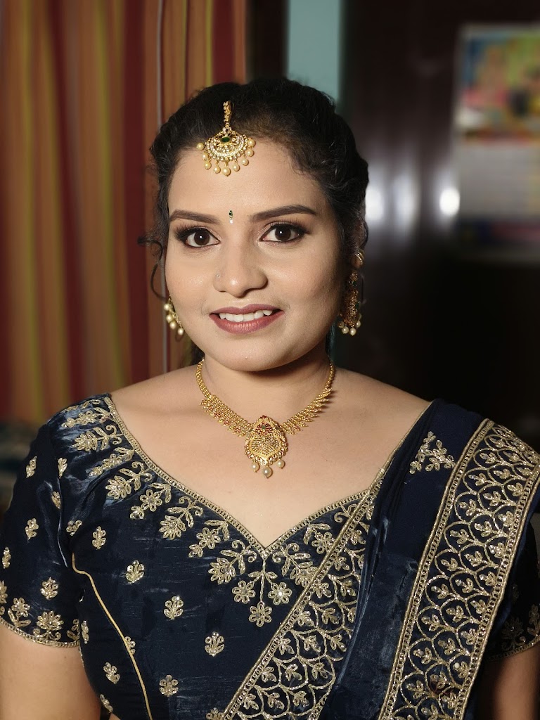 Lakshmi Makeovers And Looks Beauty Parlour