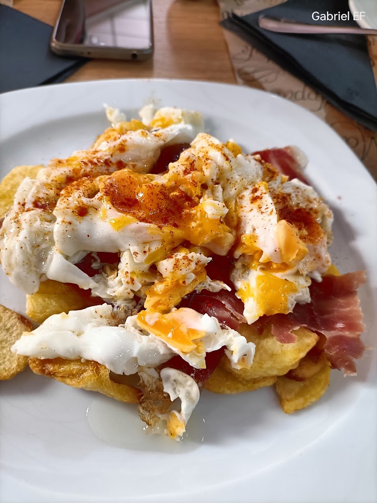 Bar restaurante D'Elias — Comida y bebida