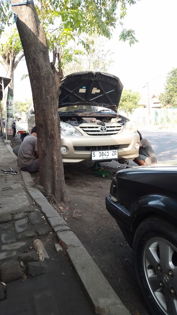 Bengkel mobil anugrah servis tierod, baljoind, shok baker