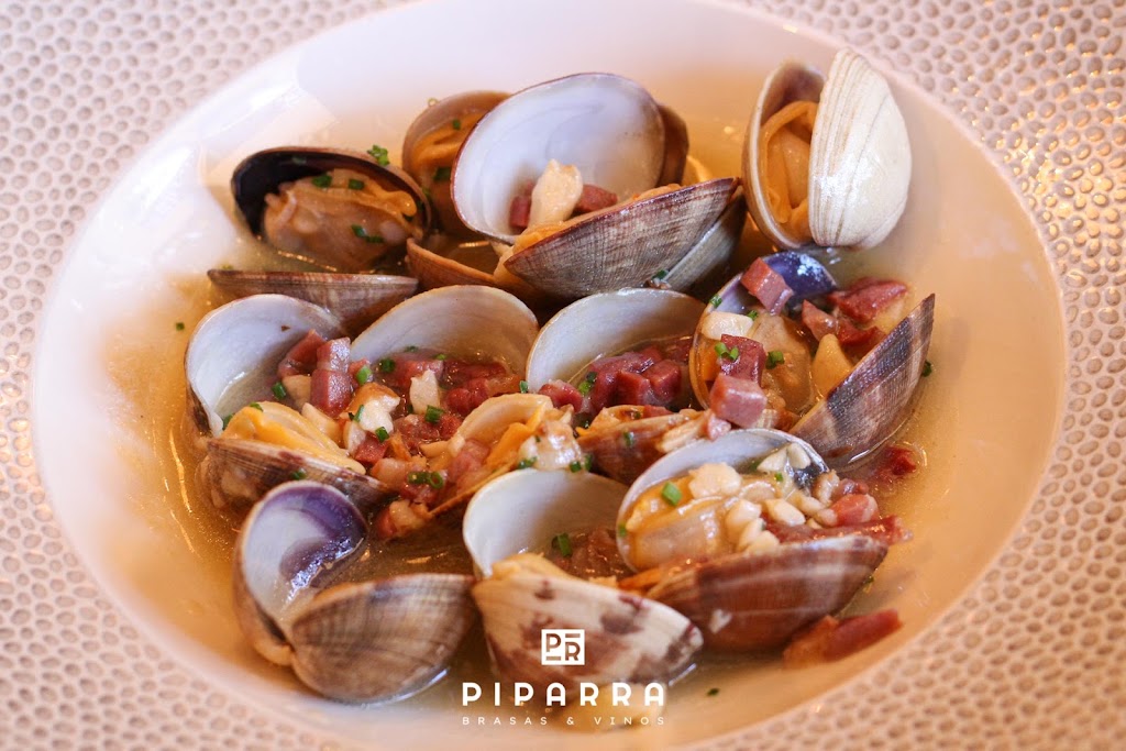 Piparra "Brasas & Vinos" — Comida y bebida