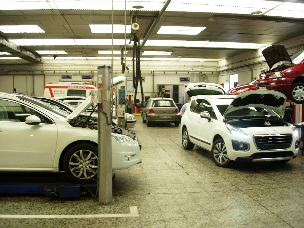 Hermanos Vinaras Fuenlabrada - Peugeot — Interior