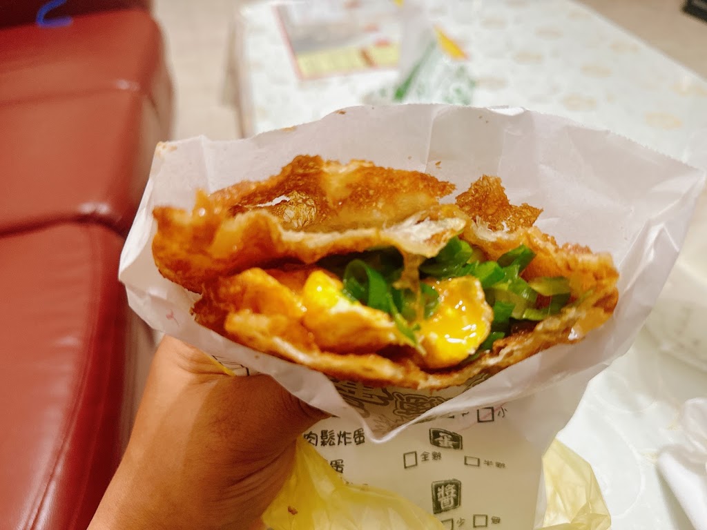 爆ㄎㄧㄤ 三重炸蛋蔥油餅 的照片
