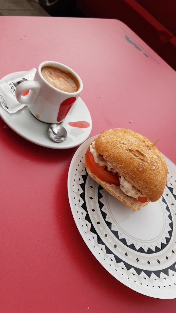 Cafeteria Las Cagigas — Comida y bebida