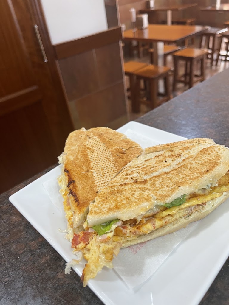 Cafeteria El Bocatin 2 — Del propietario