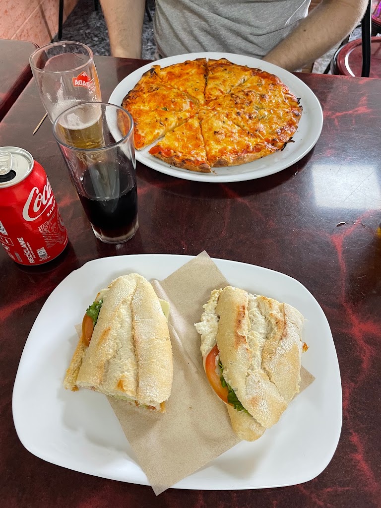 Cafeteria Pizzeria Rally Car — Comida y bebida