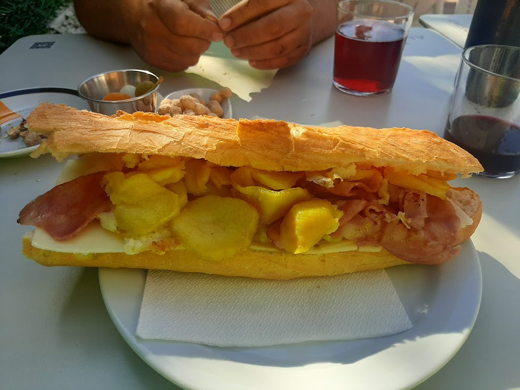Cafeteria Bar Mustang — Comida y bebida