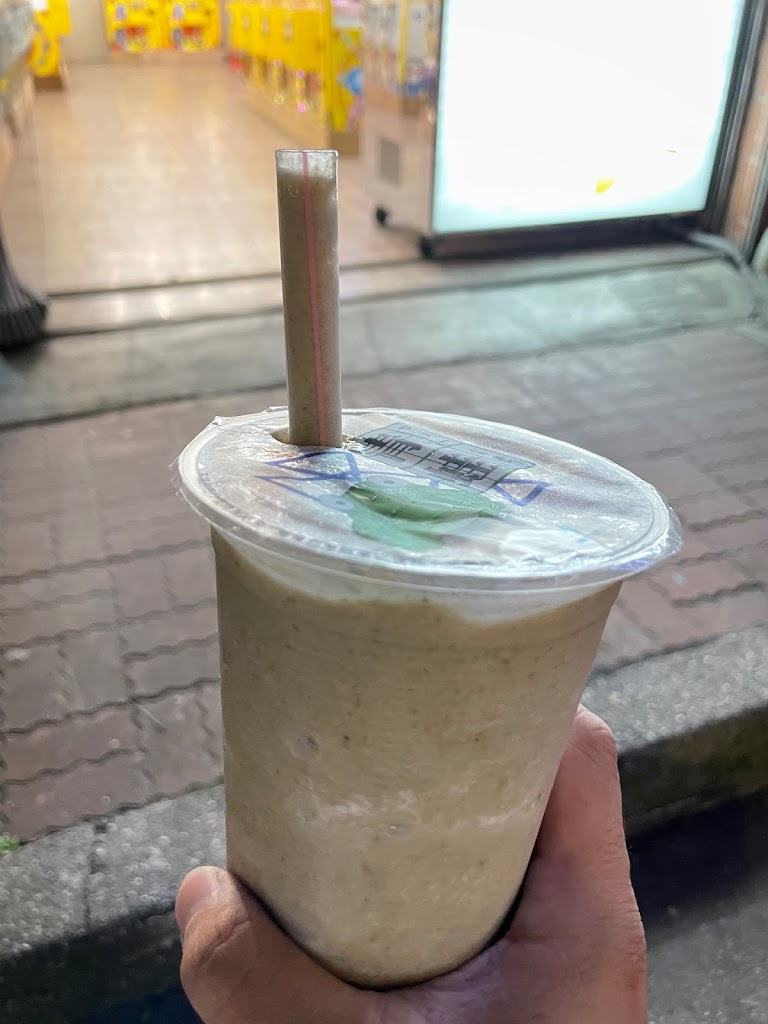黃綠紅飲品專賣店/綠豆沙/西瓜汁/木瓜牛奶/黑糖薑母茶/龍眼紅棗茶/杏仁茶/花生仁湯/紅豆湯 的照片