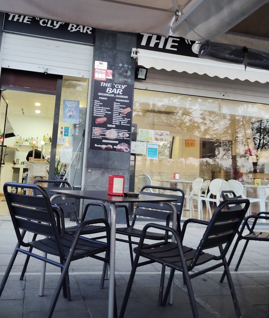The "Cly" Bar — Ambiente