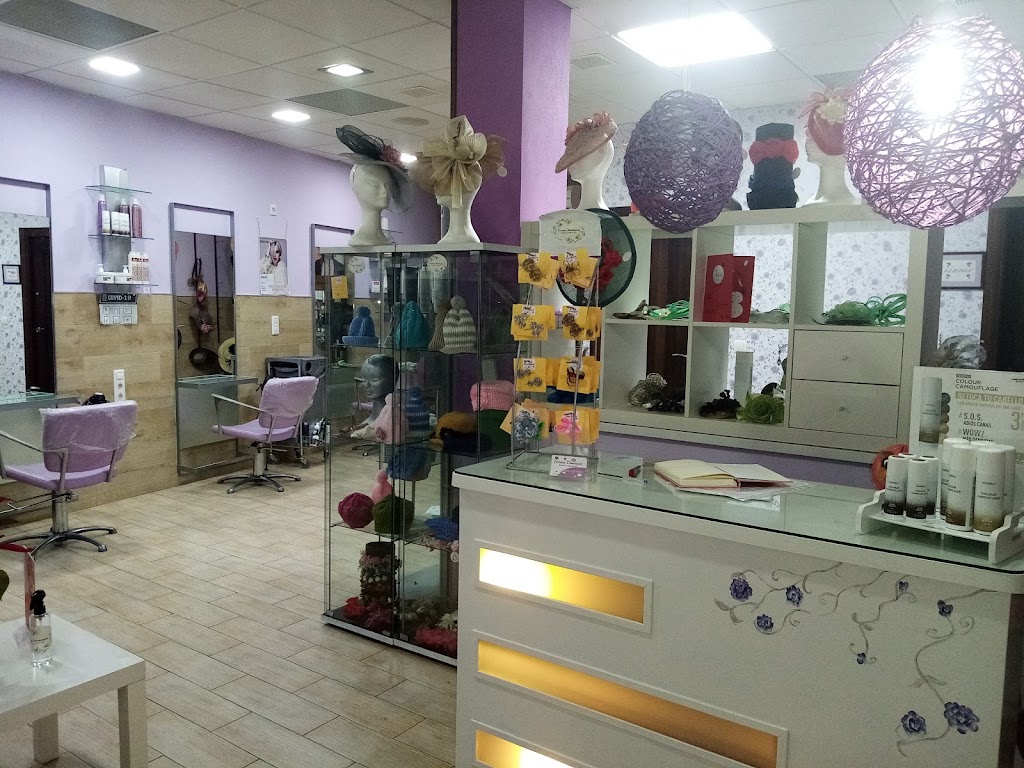 Carmen Dominguez: Peluqueria, tocados y complementos