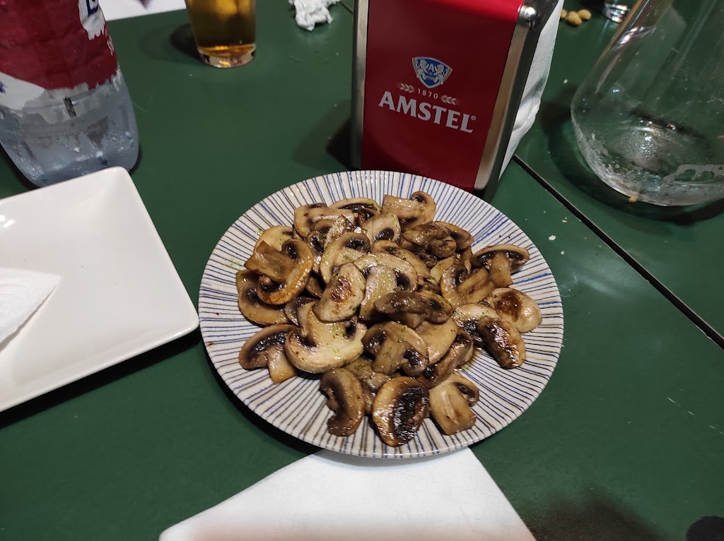 El Bombo Cafe Bar — Comida y bebida