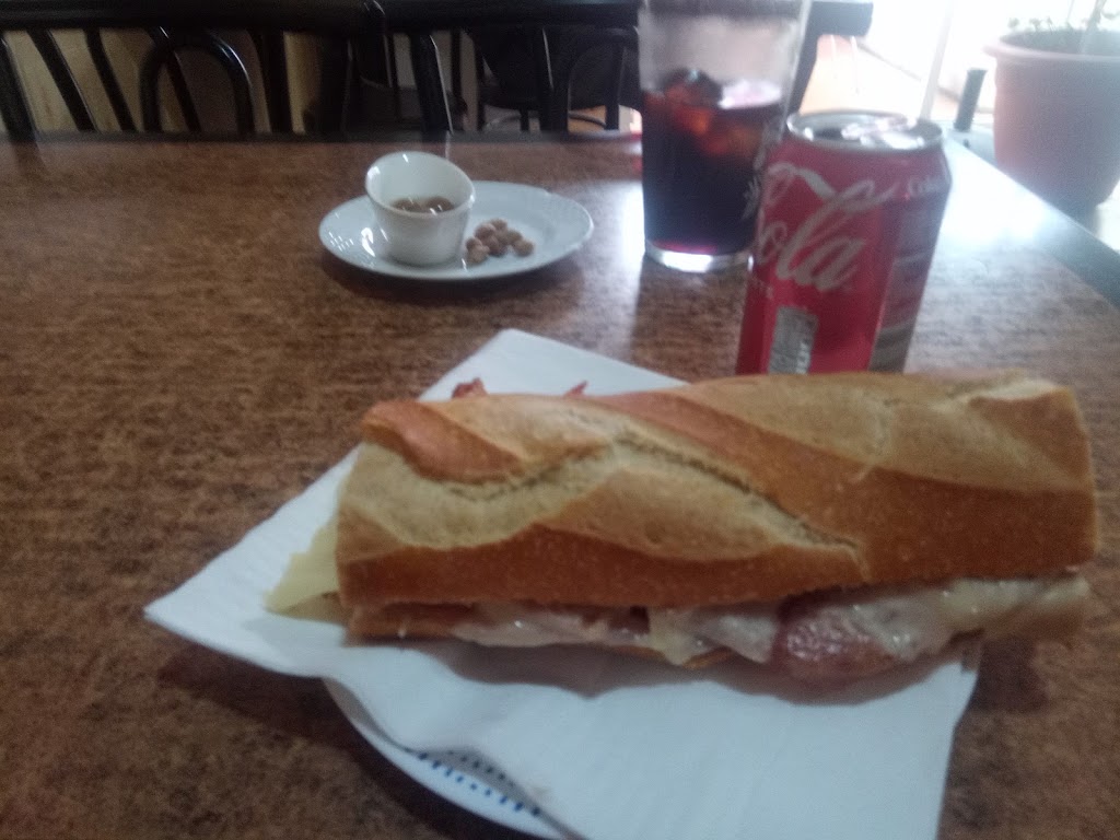 Cafeteria El encuentro — Comida y bebida