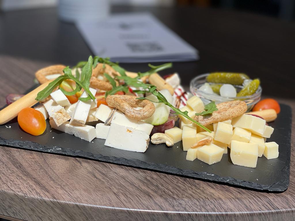 Cafe Bar Boathouse — Comida y bebida