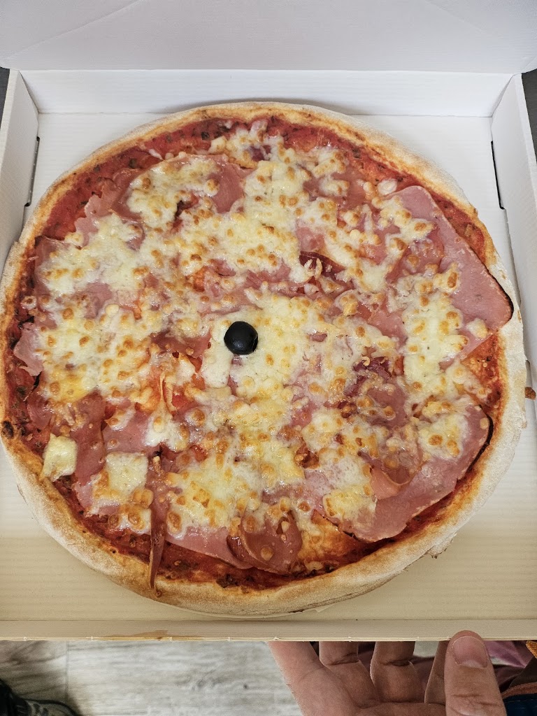 Sinuessa Pizza — Comida y bebida