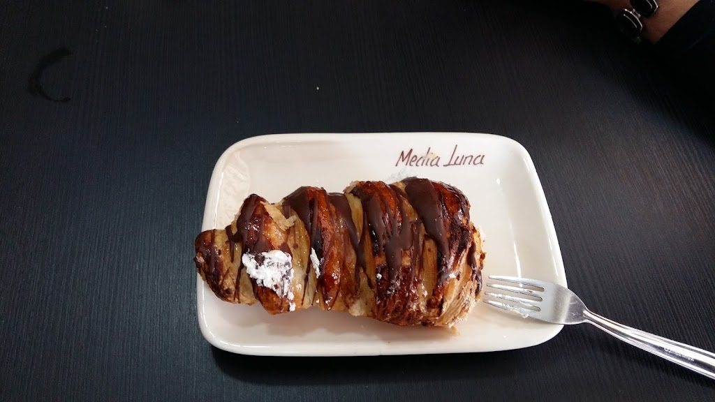 Heladeria Cafeteria Media Luna — Comida y bebida