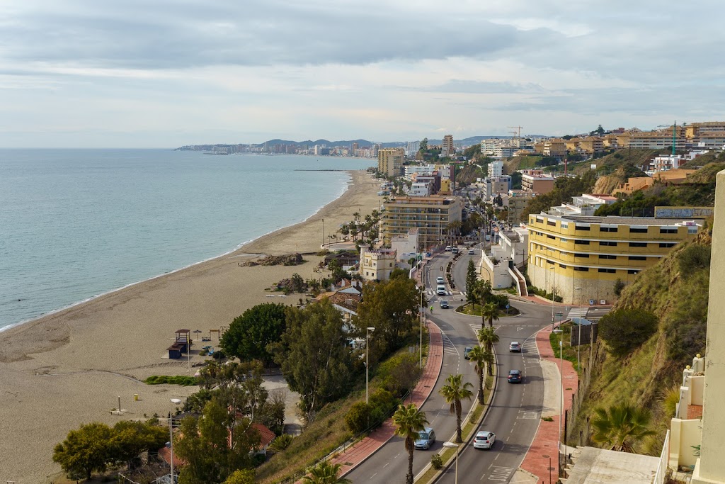 Beachfront Ocean View Apartment by Roominger