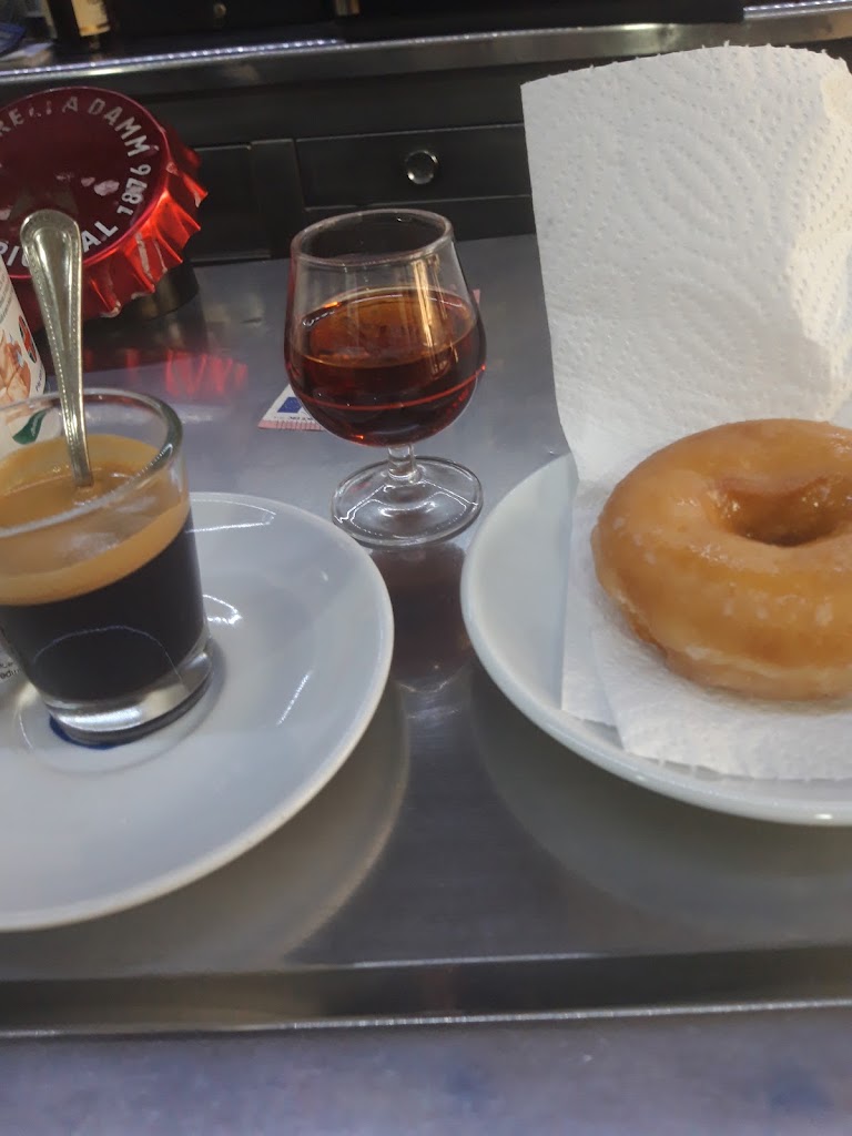 Granja Bar Los Alpes — Comida y bebida