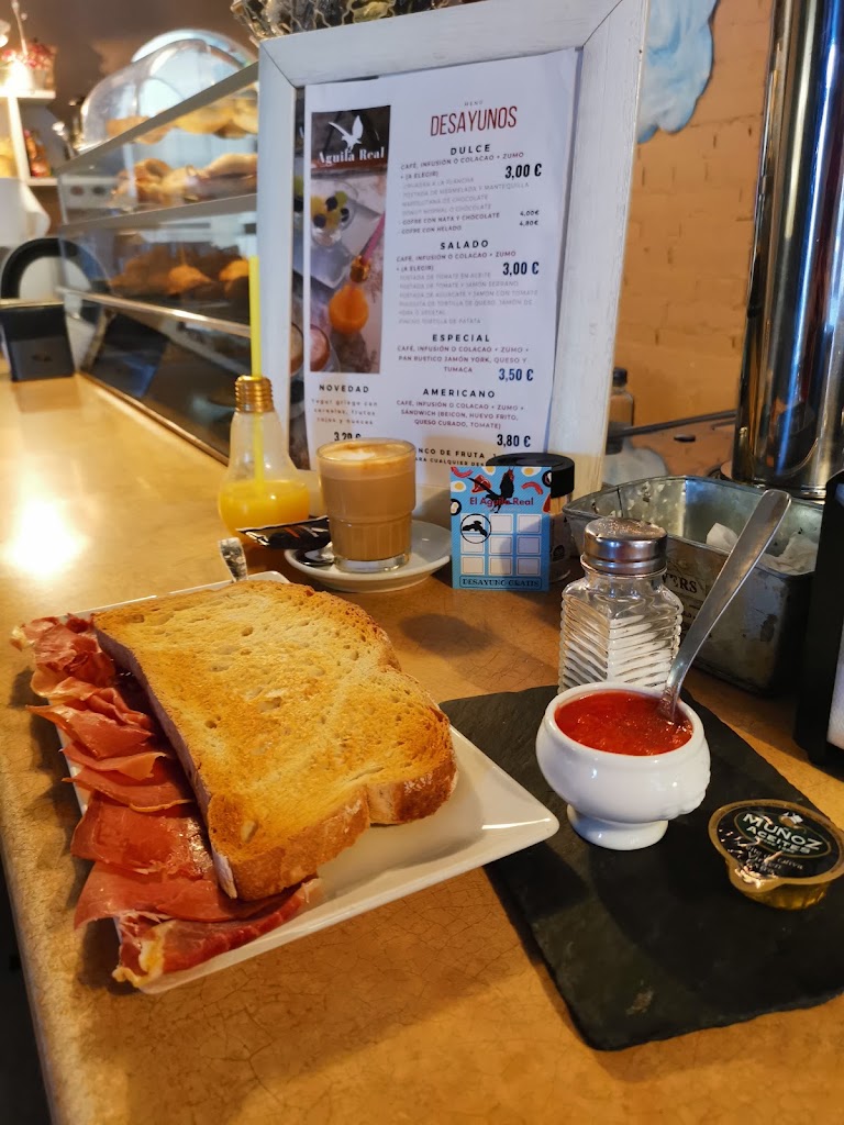 Bar El Aguila Real — Comida y bebida