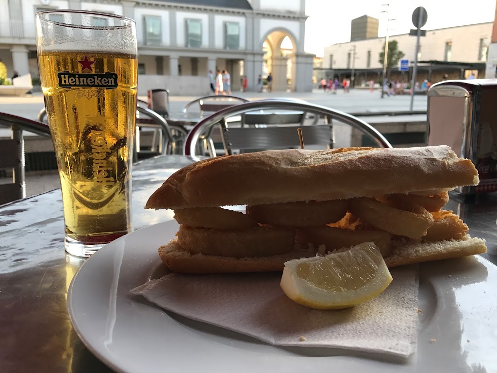 Cerveceria Aurora — Comida y bebida