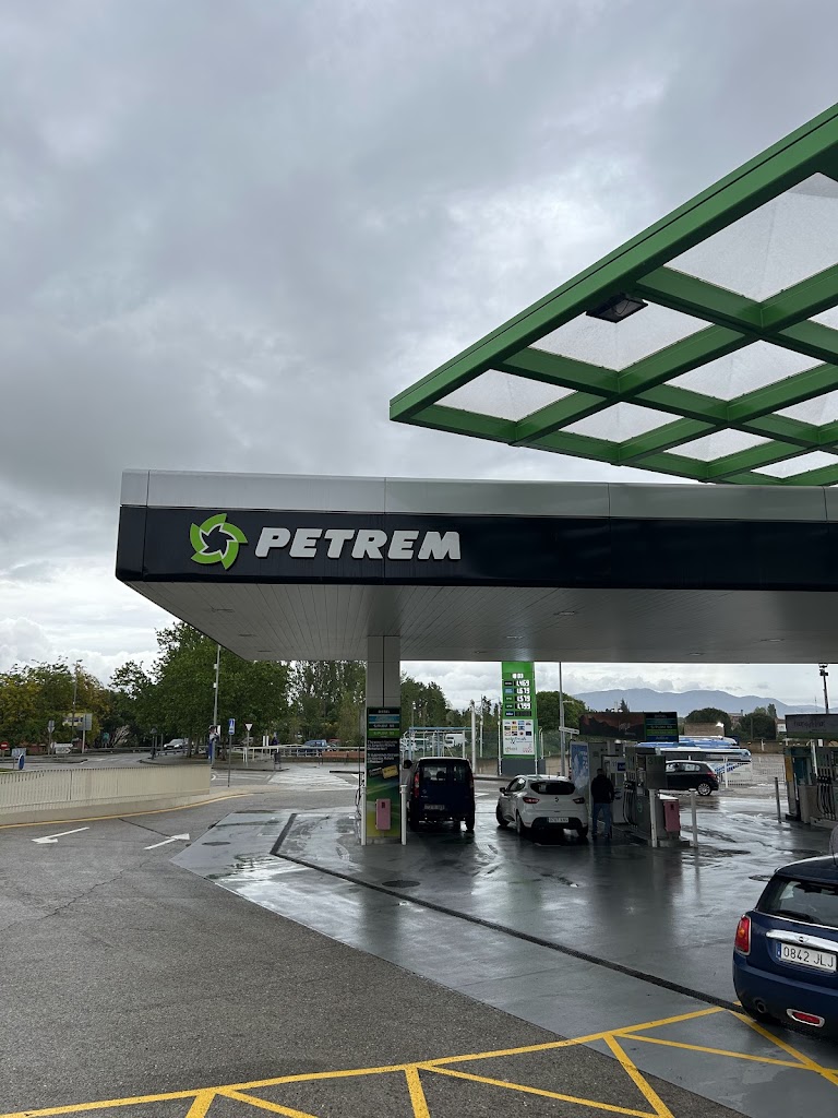 Petrem Moli nou de Figueres — Surtidor de combustible