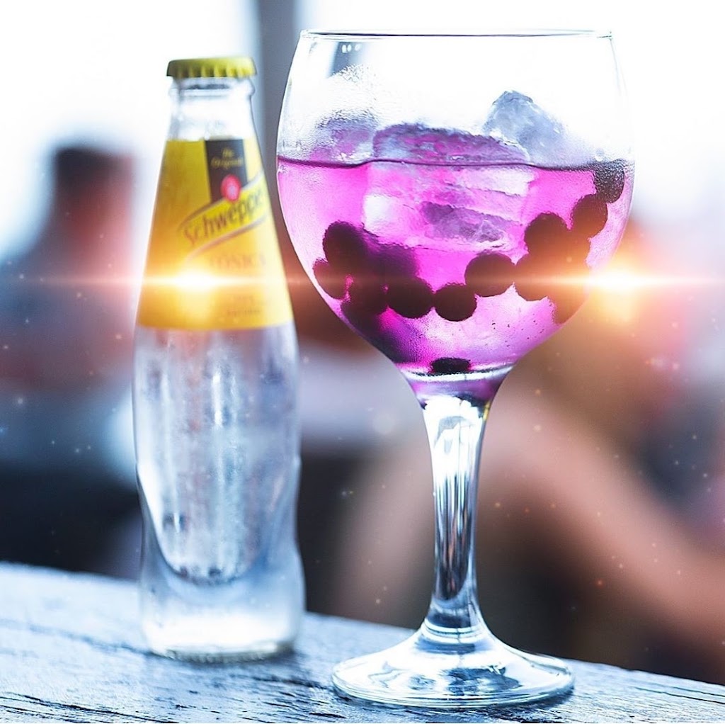 Malibu Beach Bar — Comida y bebida