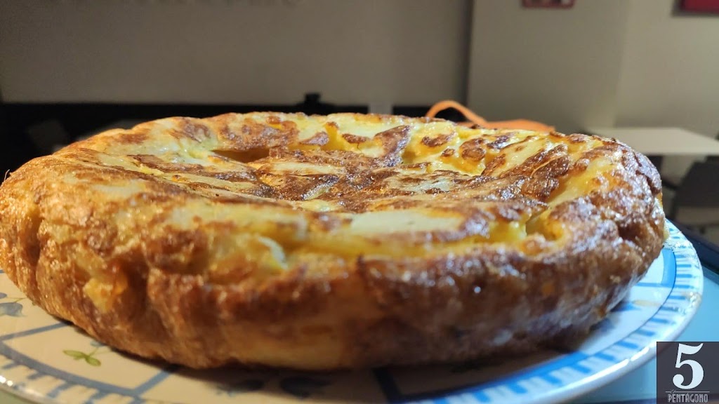 Cafe Bar El Pentagono — Comida y bebida