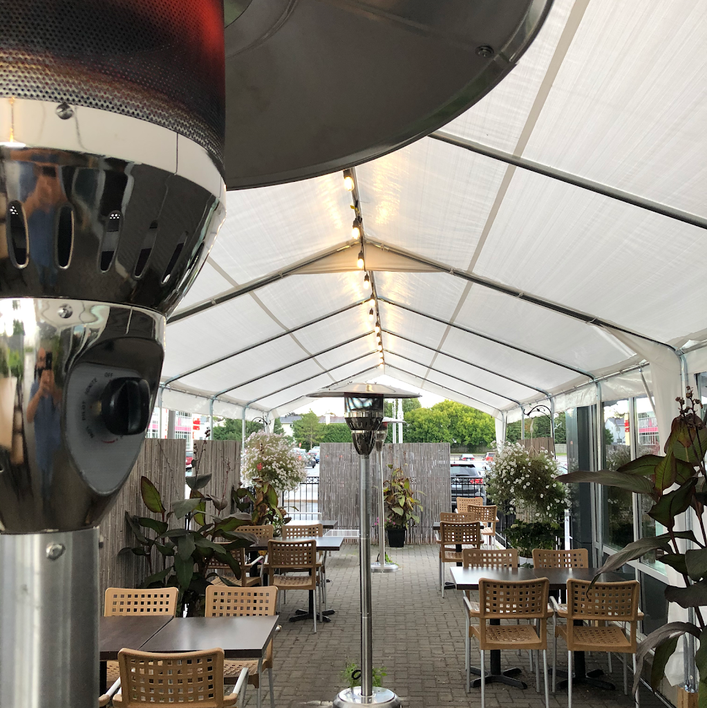 Corner Bar and Grill in Orléans