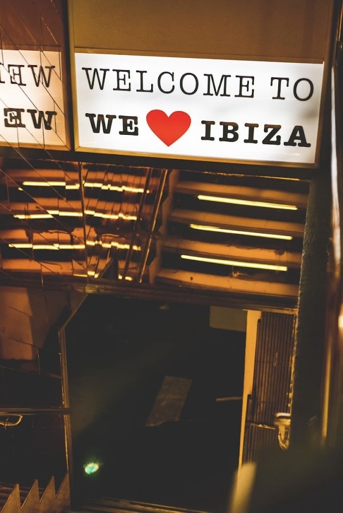 Retro club Ibiza 80s 90s 00s