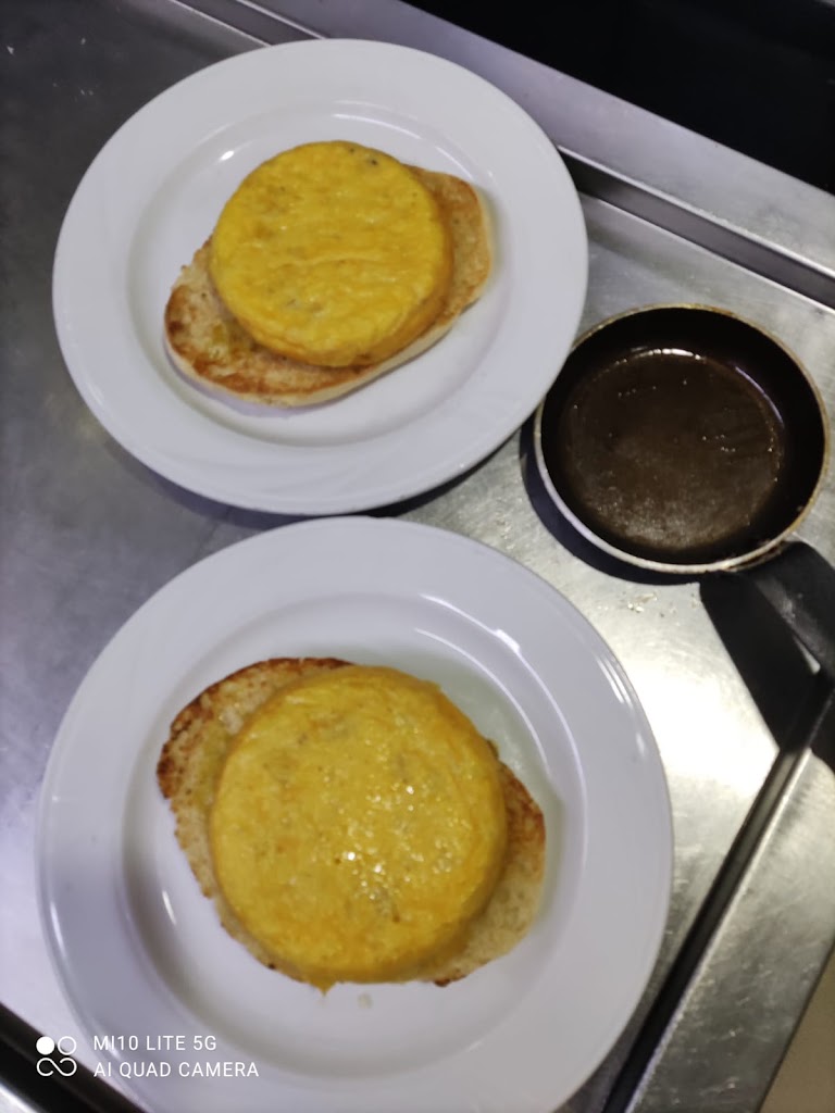 Churreria-Cafeteria La Parada — Comida y bebida