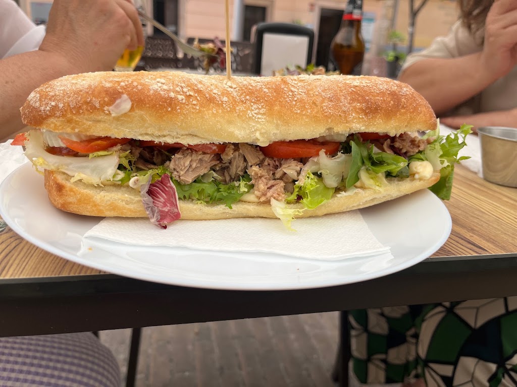 La Taberna de Chiqui — Comida y bebida