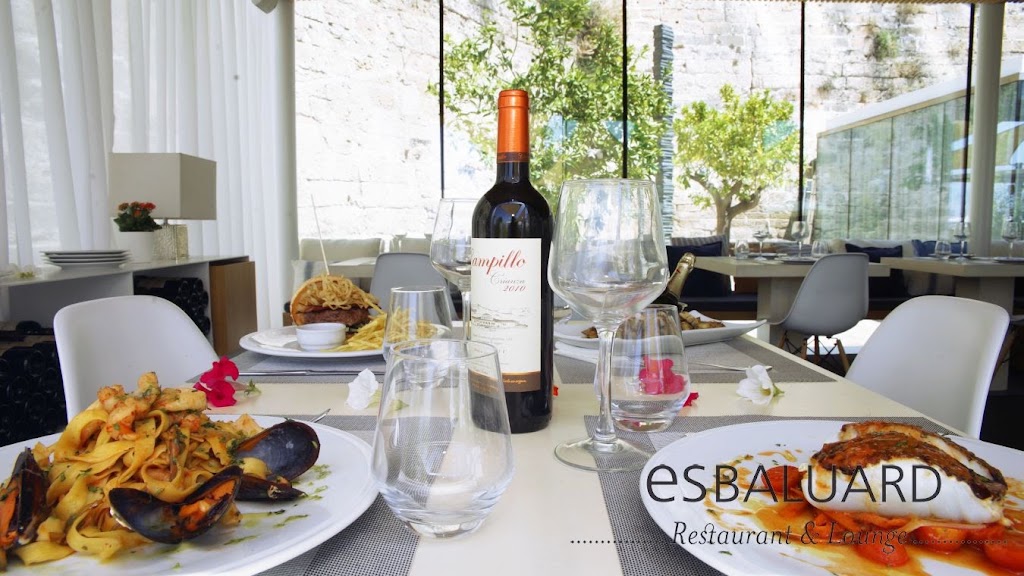 Es Baluard Restaurant & Lounge — Comida y bebida