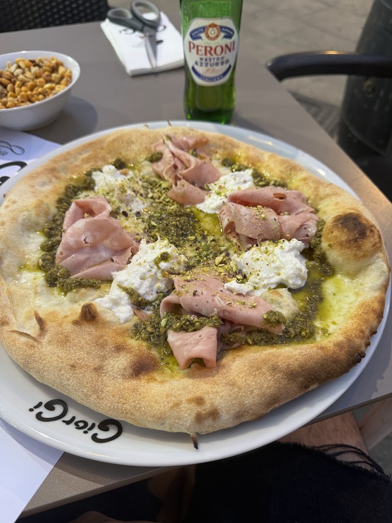 GiorGi La Pizza d`Italia. — Comida y bebida