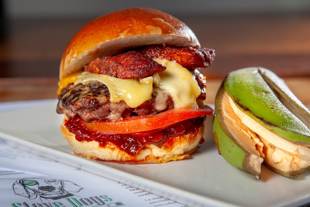 Steve Dogs Burger — Comida y bebida