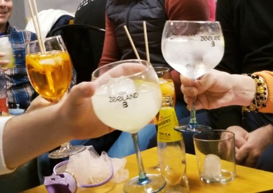 COCKTAIL CLAM — Comida y bebida