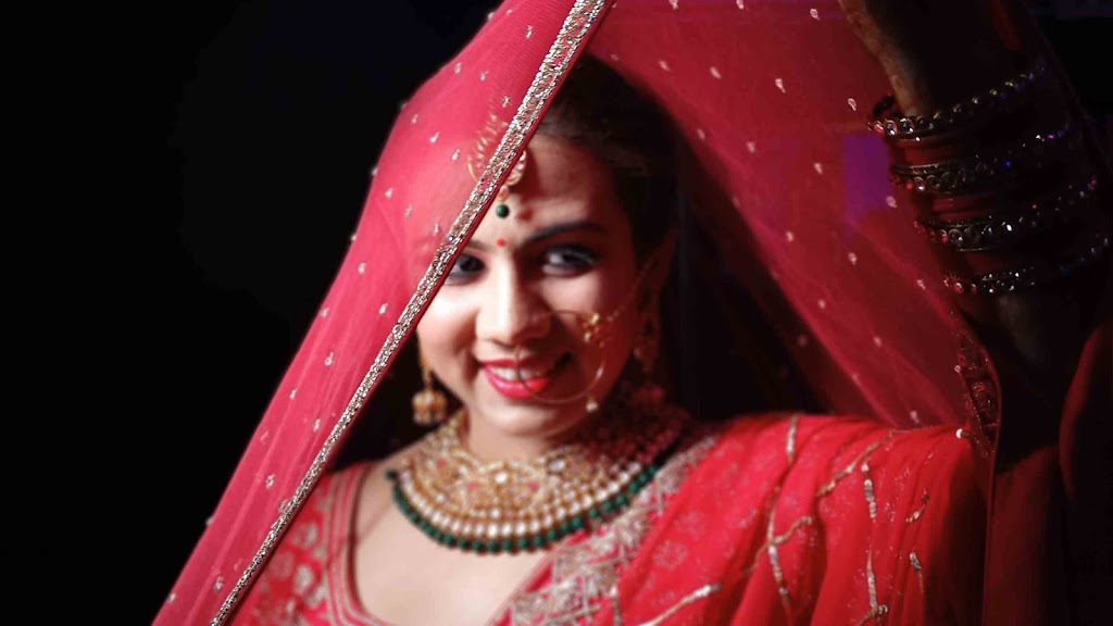 Golden Mirror Unisex Saloon