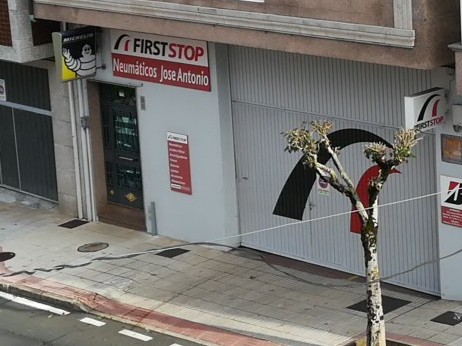 Neumaticos Jose Antonio — Exterior
