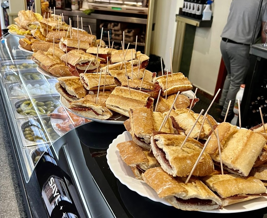 Cerveceria La Pasarela — Comida y bebida