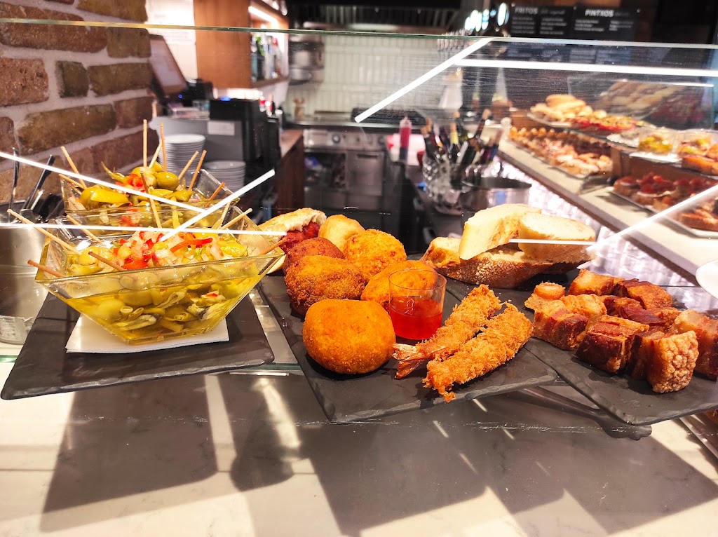 Bar Restaurante - ZANPA — Comida y bebida