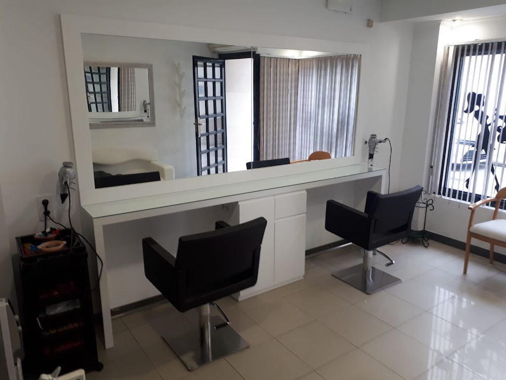 SALON DE PELUQUERIA INMA. — Del propietario