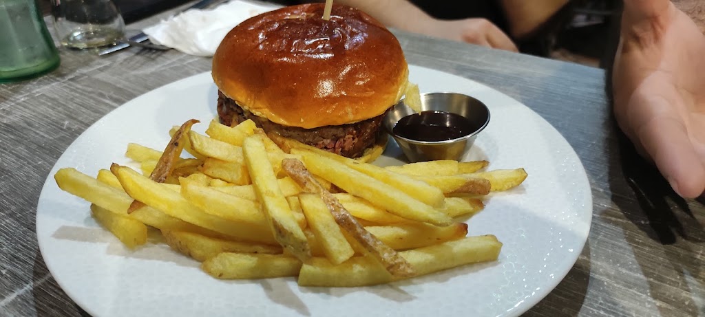 Juergabar Bistro Restaurant (Cocktail Burger) — Comida y bebida