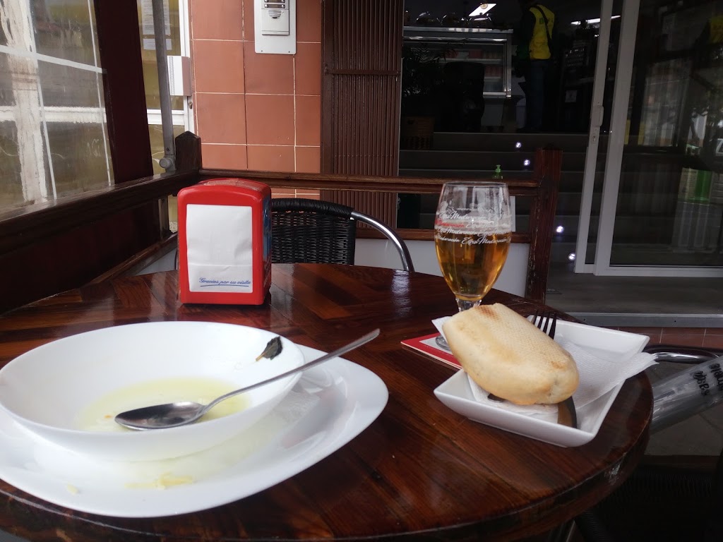 Bar cafeteria La Fuente — Comida y bebida