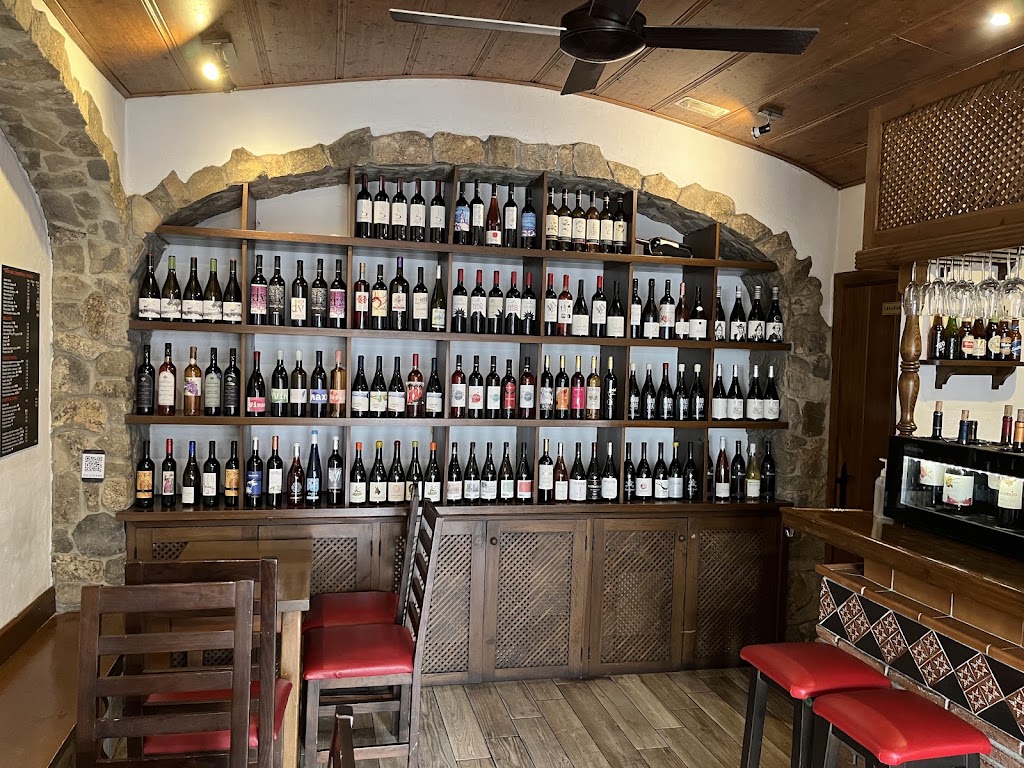 Vinoteca Entrevinos Ronda — Ambiente