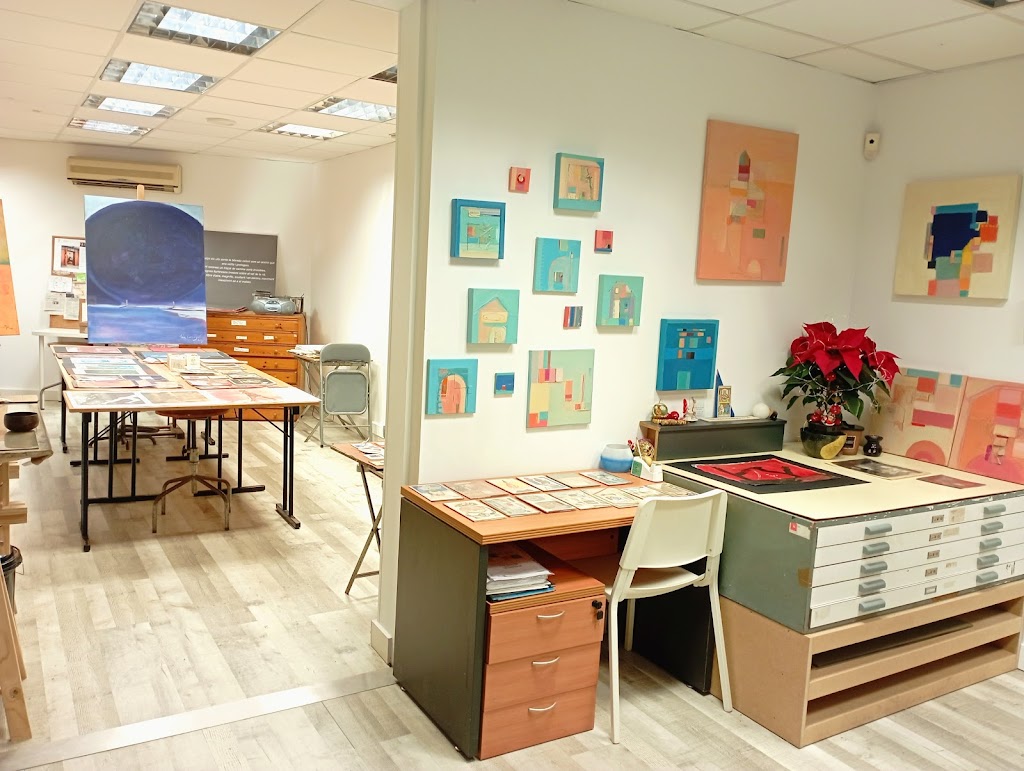 El Taller, espai de creacio. Tecniques de dibuix i pintura. Taller de gravat.