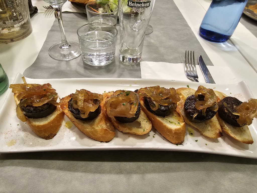 Calid Cafe — Comida y bebida