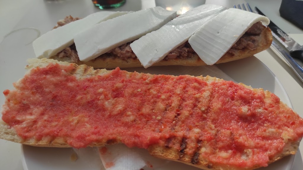 La Cantina de la Vieja Poli — Comida y bebida