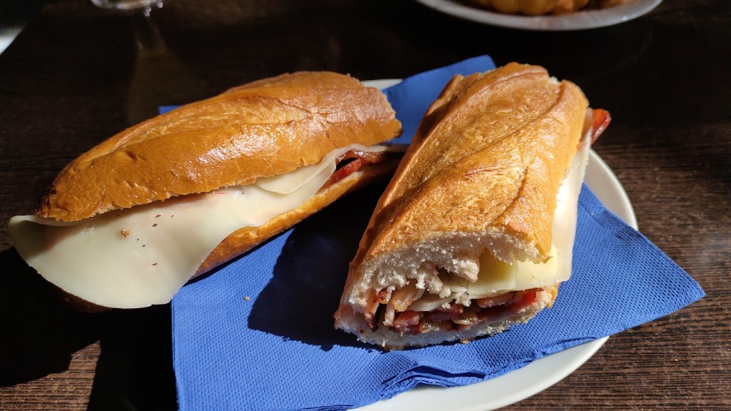 Loterias y Bar Oeste — Comida y bebida