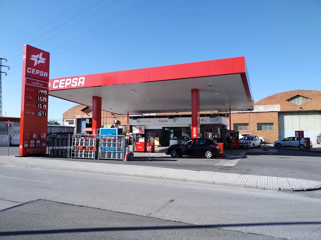 Estacion de servicio Moeve, antes Cepsa — Exterior