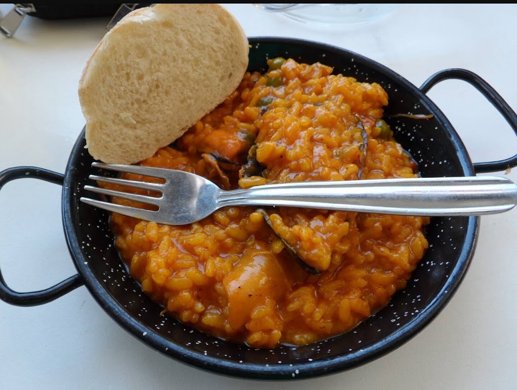 Cafe-Bar El Peseta — Comida y bebida
