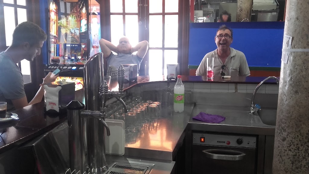 Bar 4 Puertas — Ambiente